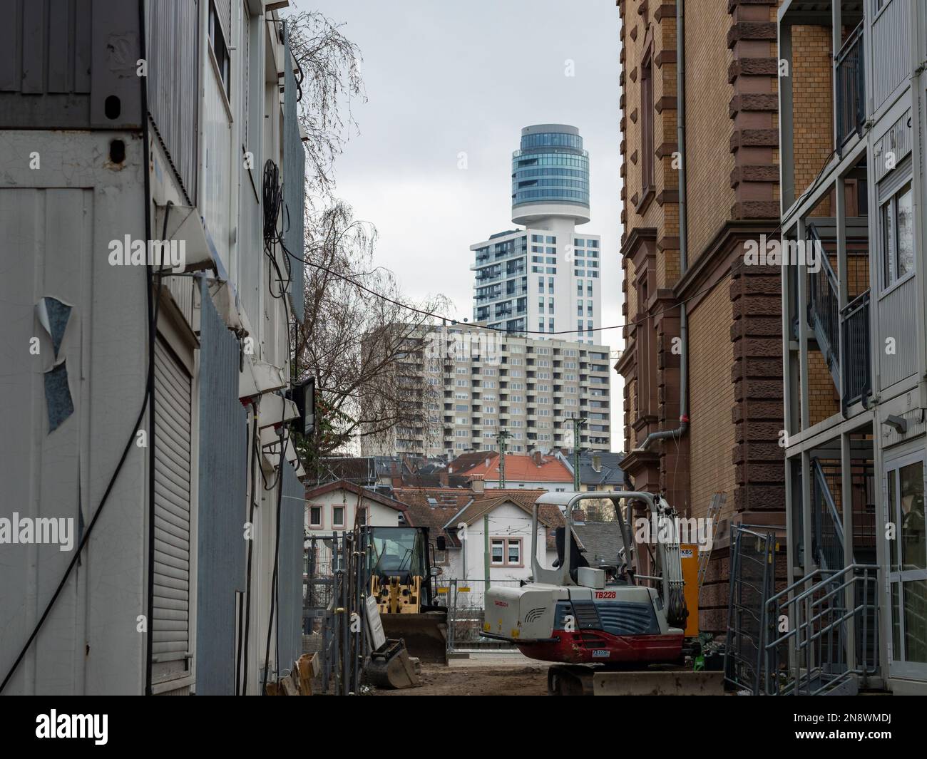 Andere Architektur im Gegensatz. Businessturm, vorgefertigtes Gebäude, alte Gebäude und Einfamilienhäuser in einem Bild. Stadtentwicklung. Stockfoto