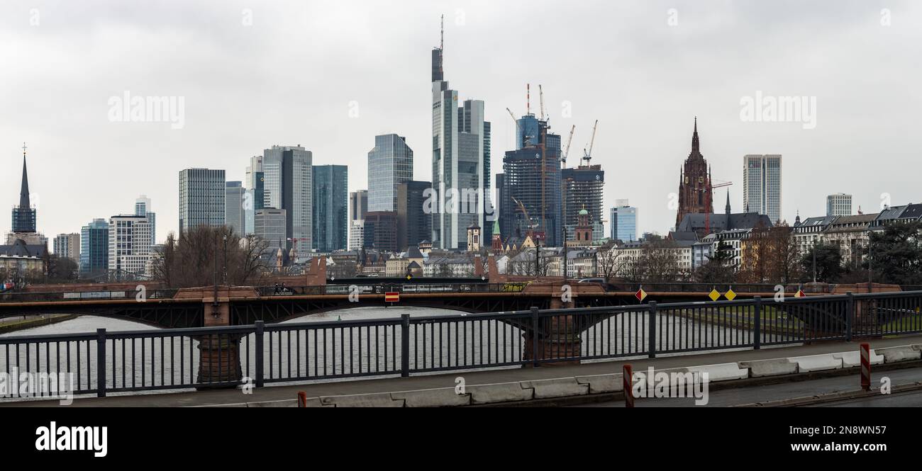 Skyline der Stadt mit Hochhäusern des Bankenviertels. Wolkenkratzer in Frankfurt und DIE VIER Baustellen. Stockfoto