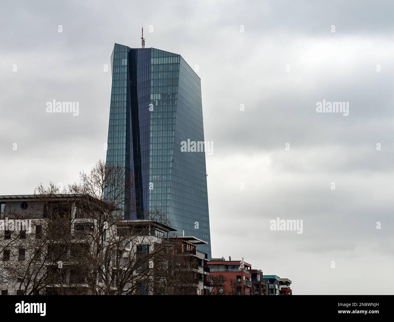 Der Turm der Europäischen Zentralbank im Stadtbild. Außenansicht des EZB-Gebäudes in der Skyline. Die Währungsbehörde für die Finanzpolitik in der Euro-Zone. Stockfoto