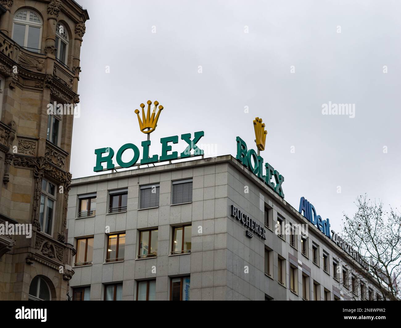 Boutique Rolex Laden mit großen Logos auf dem Gebäude. Schweizer Luxusuhrdesigner und -Hersteller. Schmuck für einen extravaganten Lebensstil. Stockfoto