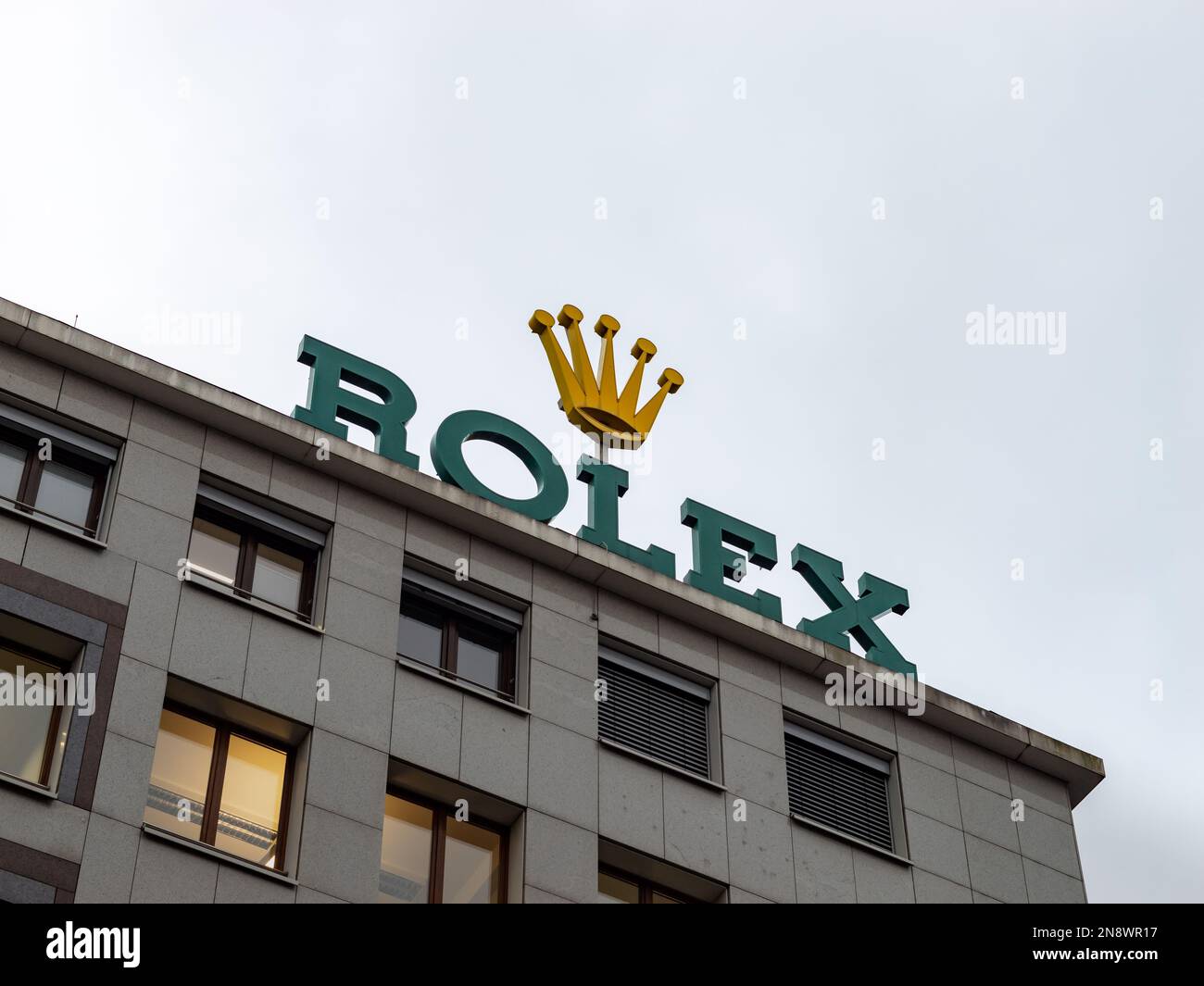 Rolex-Logo auf einem Gebäude. Schweizer Luxusuhrdesigner und -Hersteller. Werbung für ein Einzelhandelsgeschäft (Boutique Rolex). Stockfoto