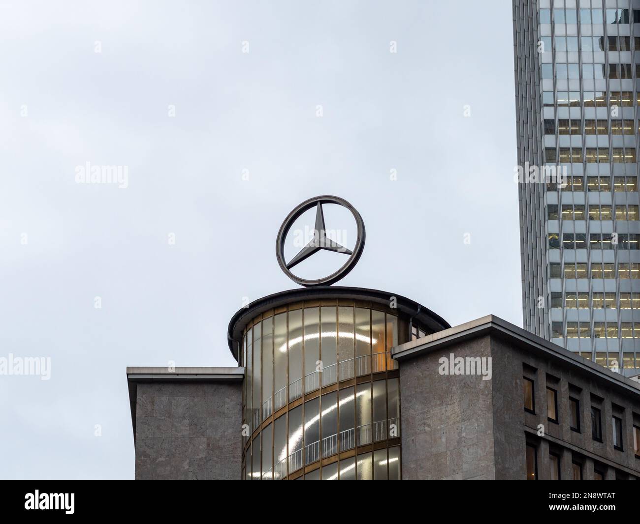 Großes Mercedes-Benz-Emblem in der Innenstadt von Frankfurt. Mercedes-Stern auf dem Dach. Werbung für den deutschen Luxusfahrzeughersteller. Stockfoto