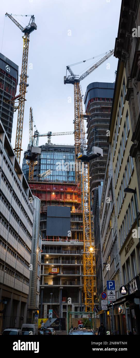 VIER Frankfurter Baustellen mit hohen Turmkränen. Großunternehmen-Wolkenkratzer-Projekt für Büroflächen. Rohe Gebäudestruktur. Stockfoto