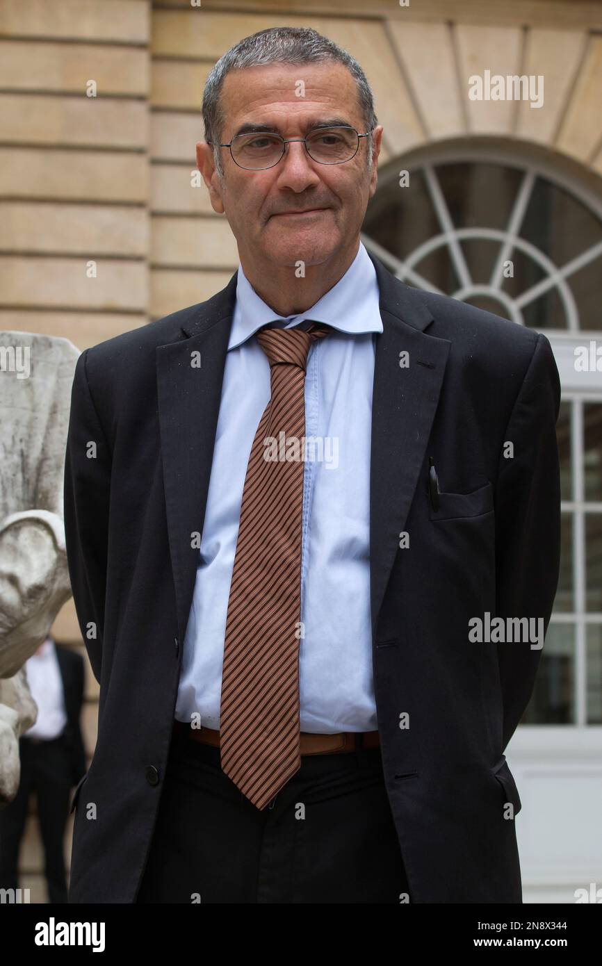 Serge Haroche of France, winner of the 2012 Nobel Prize in physics, arrives at the College de France in Paris, Tuesday, Oct. 9, 2012. Haroche and American David Wineland shared the 2012 Nobel Prize in physics Tuesday for inventing methods to observe the bizarre properties of the quantum world, research that has led to the construction of extremely precise clocks and helped scientists take the first steps toward building superfast computers. (AP Photo/Michel Euler) Stockfoto