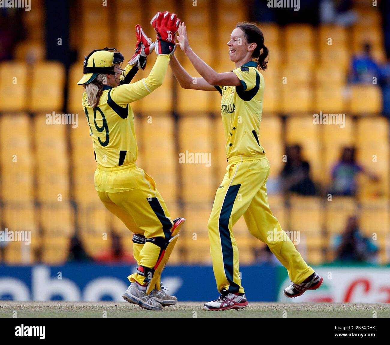 Australia's bowler Julie Hunter, right, celebrates with captain Jodie Fields the dismissal of England's cricketer Laura Marsh, not seen, during the ICC Women's Twenty20 Cricket World Cup final match in Colombo, Sri Lanka, Sunday, Oct. 7, 2012. (AP Photo/Aijaz Rahi) Stockfoto