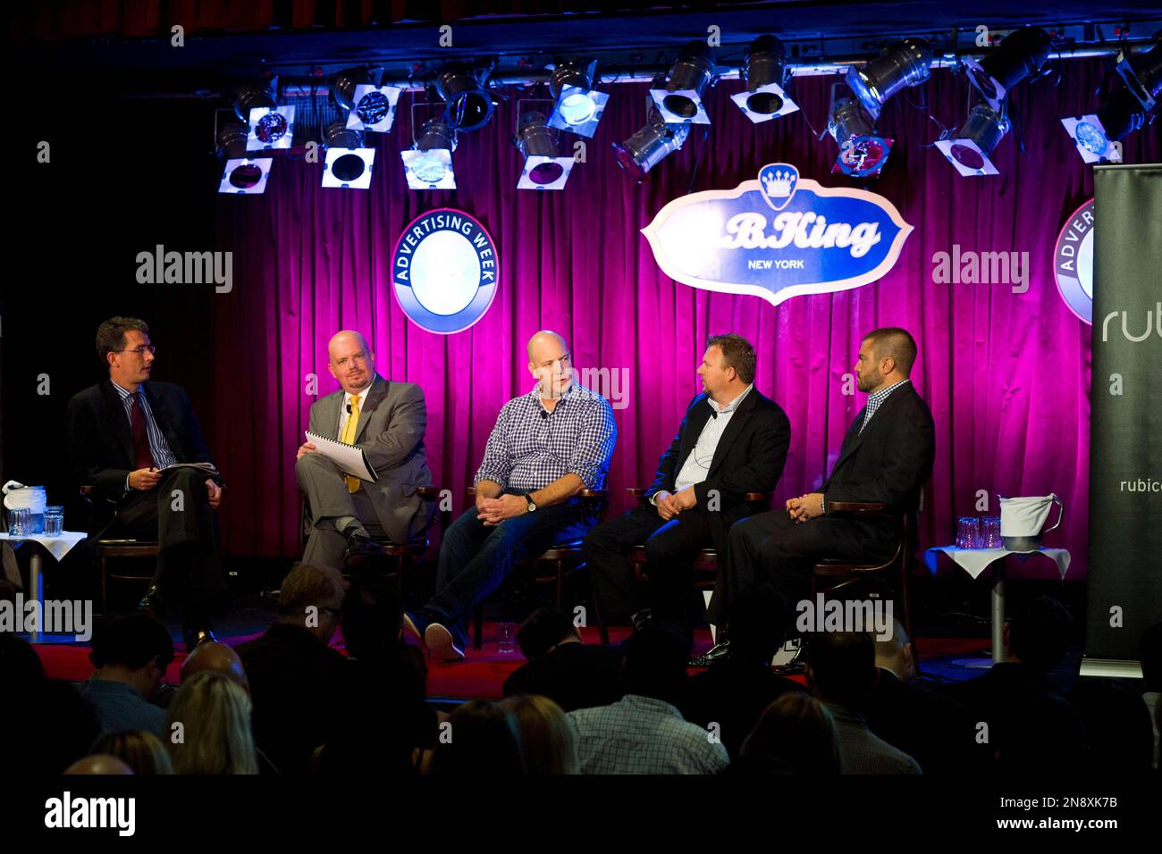The Dubicon Project SVP Demand Jay Sears, Xasis WPP Managing Director Paul Dolan, Annalect Group Omnicom CEO Scott Hagedorn, Mediabrands Audience Platform Interpublic CEO Brendan Moorcroft and VivaKi Nerve Center Publicis Genergal Manager Chris Paul participate in the "Agency Trading Desks: Guaranteed Delivery of Singing The Blues" seminar during Advertising Week on Friday Oct. 5, 2012 in New York. (Photo by Charles Sykes/Invision for Advertising Week/AP Images) Stockfoto