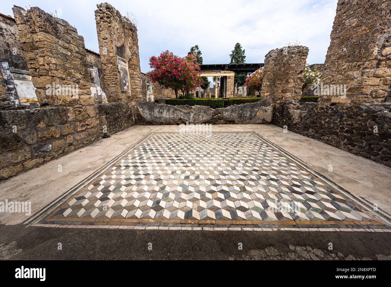 Gut erhaltener Boden mit Mosaikfliesen im Haus der Faun in der antiken römischen Stadt Pompeji Stockfoto