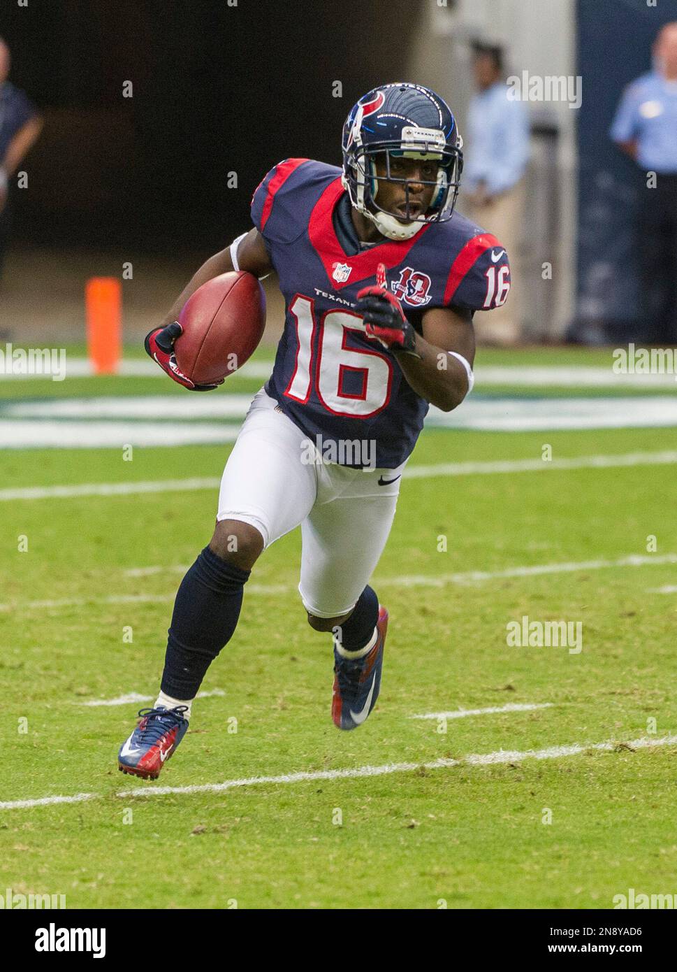Houston Texans' Trindon Holliday returns a punt during the second quarter of an NFL Football game against the Tennessee Titans, Sunday, Sept. 30, 2012, in Houston. (AP Photo/Dave Einsel) Stockfoto