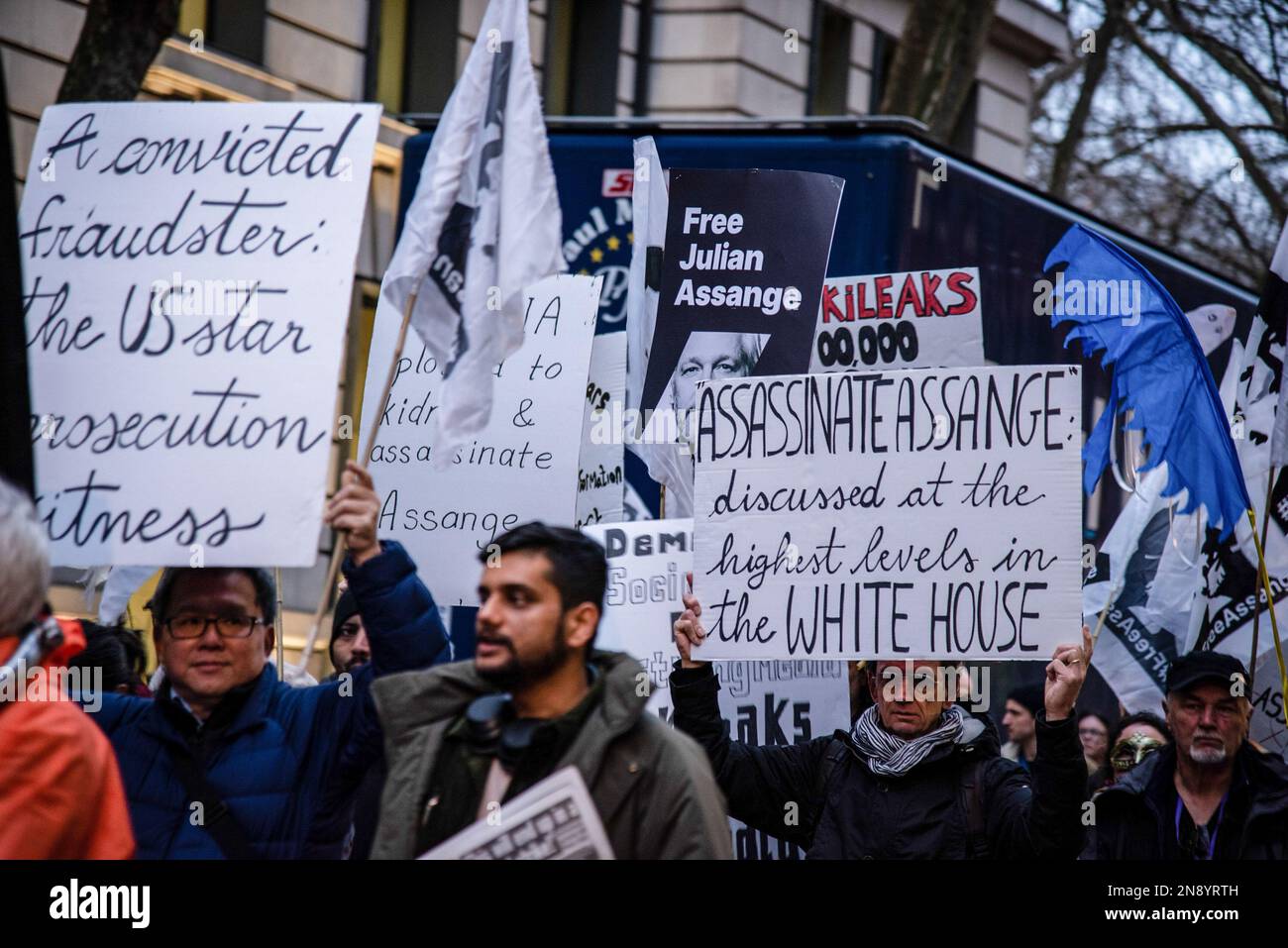 Demonstranten halten während der Julian Assange-Prozession in Westminster London Plakate, um gegen seine anhaltende Inhaftierung zu protestieren. Redefreiheit und Menschenrechtsorganisationen, darunter Amnesty, Reporter ohne Grenzen, Big Brother Watch, der Nationale Journalistenverband und weitere, sind gegen die Auslieferung von Julian Assange, die ihrer Meinung nach eine Bedrohung der Pressefreiheit auf der ganzen Welt darstellt. Julian Assange droht eine mögliche 175-jährige Haftstrafe, wenn sie für seine Verlagsarbeit an die Vereinigten Staaten ausgeliefert wird. (Foto: Loredana Sangiuliano/SOPA Images/Sipa USA) Stockfoto