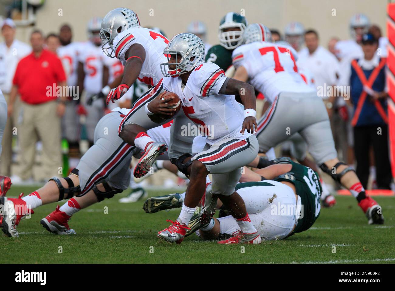 Ohio State quarterback Braxton Miller (5) scrambles during the first quarter of an NCAA college football game against Michigan State at Spartan Stadium in East Lansing, Mich., Saturday, Sept. 29, 2012. (AP Photo/Carlos Osorio) Stockfoto