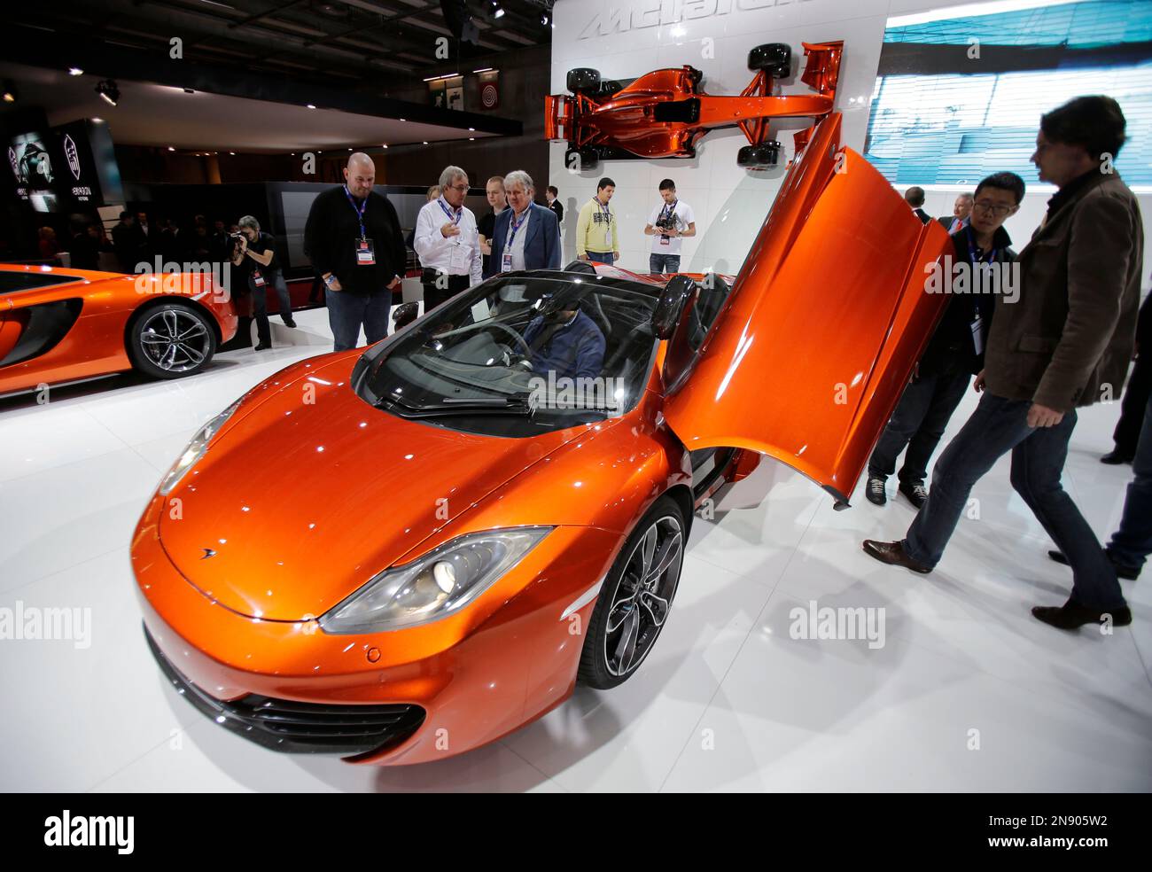 A McLaren MP4 12C is displayed, during the press day on the eve of the opening of the Paris Auto Show, Friday, Sept. 28, 2012. The Paris Auto Show will open its gates to the public from Sept. 29 to Oct. 14. (AP Photo//Michel Euler) Stockfoto