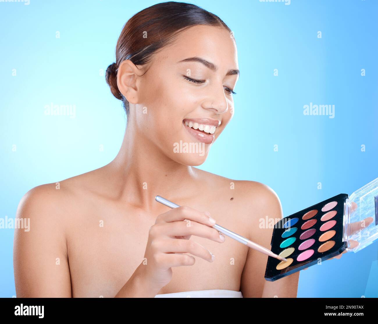 Make-up, Palette und Frau isoliert auf blauem Hintergrund für die Produktwerbung für Jugendliche, Schönheits- oder Hautpflegeprodukte. Modell, Künstler oder kreative Person, Kosmetik Stockfoto