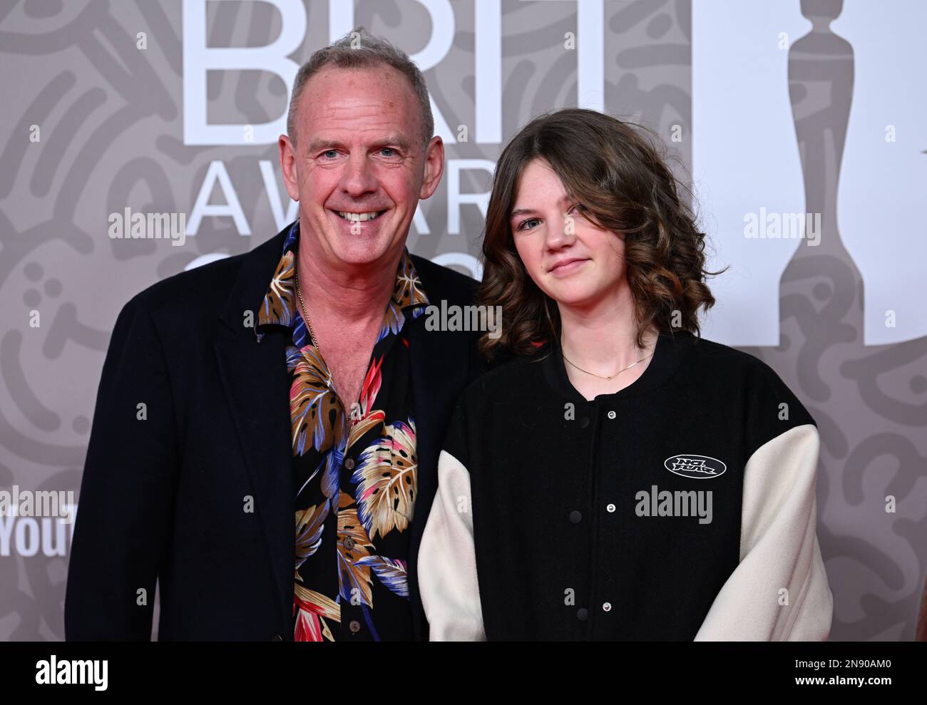 REDAKTIONELLE VERWENDUNG NUR am 11. Februar 2023, London, UK. Nelly May Lois Cook und ihre Tochter Nelly May Lois Cook kommen bei den BRIT Awards 2023, O2 Arena, London an. Kredit: Doug Peters/EMPICS/Alamy Live News Stockfoto