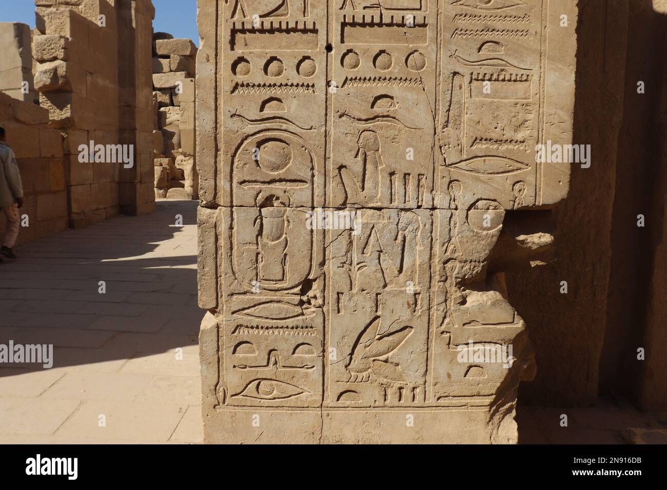 Alte ägyptische Hieroglyphen, die in die Wände des Karnak-Tempels in Luxor, Ägypten, gemeißelt wurden Stockfoto