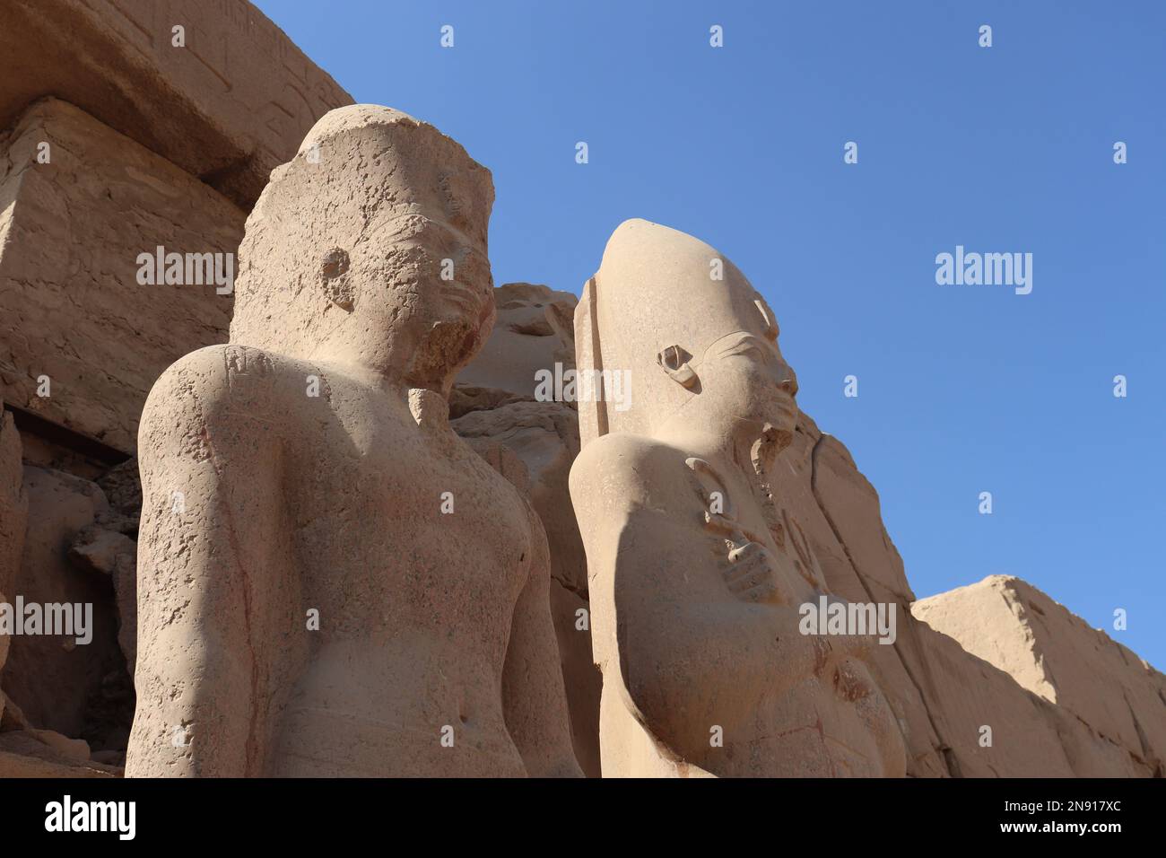 Alte ägyptische Statuen im Karnak-Tempel in Luxor, Ägypten Stockfoto