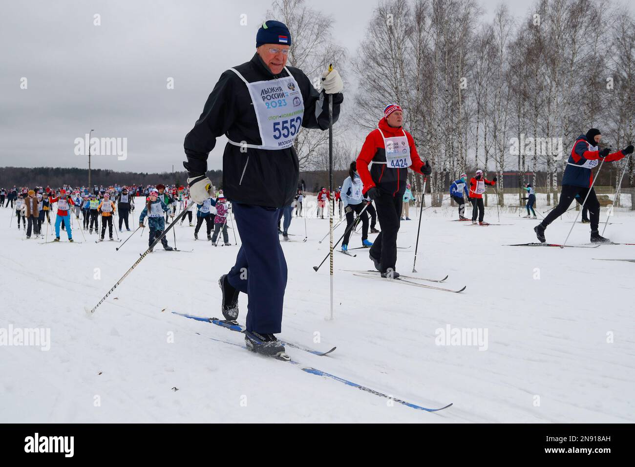 Khimki, Russland. 11. Februar 2023. Besucher nehmen am 11. Februar 2023 an einem Massenskiwettkampf auf der 2023 Ski Track of Russia in Khimki, Russland, Teil. Kredit: Alexander Zemlianichenko Jr/Xinhua/Alamy Live News Stockfoto