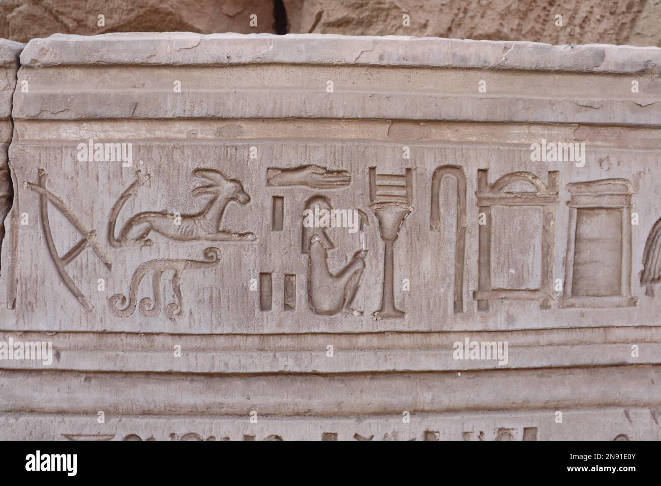 Alte ägyptische Hieroglyphen, die im Tempel von Kom Ombo in Assuan