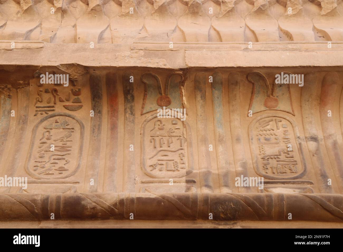 Gut erhaltene Wandreliefs im Tempel von Kom Ombo in Assuan, Ägypten Stockfoto