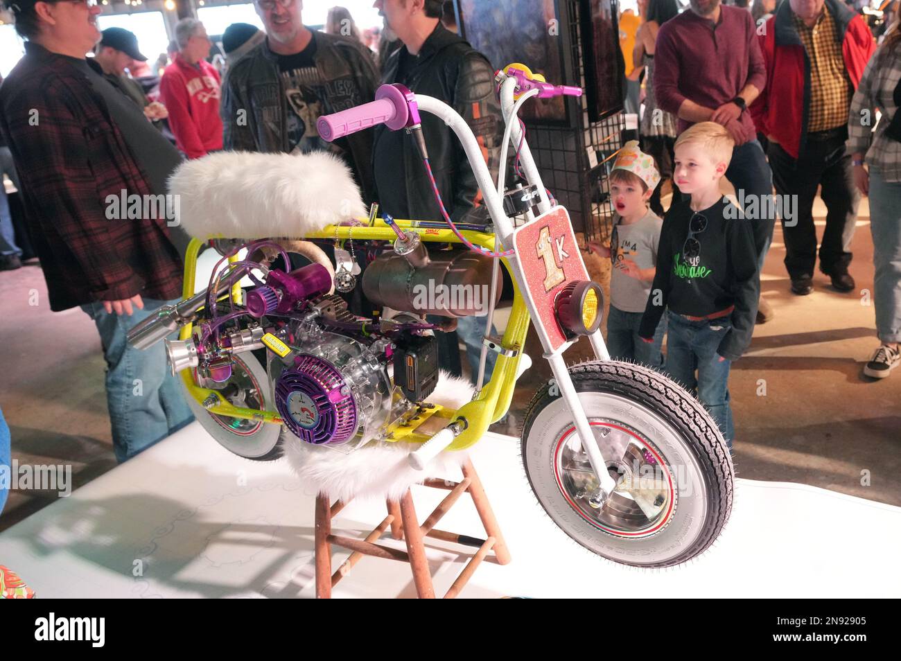 St. Louis, Usa. 11. Februar 2023. Kinder erhalten einen näheren Blick auf ein ausgestelltes Mini-Bike auf der Cycle Showcase St. Louis in St. Louis am Samstag, den 11. Februar 2023. Die Show umfasste 55 maßgefertigte Motorräder in allen Größen, Farben und Formen. Foto: Bill Greenblatt/UPI Credit: UPI/Alamy Live News Stockfoto