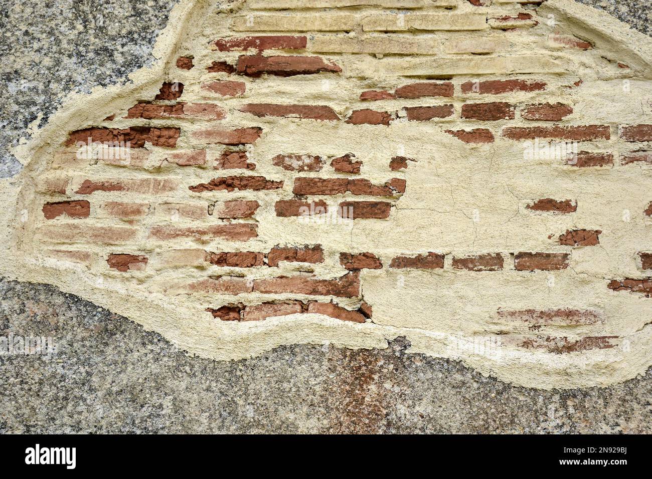 Textur alter Ziegelmauern mit zusammengefallenem Putz. Hintergrund einer schäbigen Gebäudefläche. Zerstörte Steinwand mit heruntergefallenem Gips. Verwitterte Oberfläche. Stockfoto Textur alter Ziegelmauern mit zusammengefallenem Putz. Hintergrund einer schäbigen Gebäudefläche. Zerstörte Steinwand mit heruntergefallenem Gips. Verwitterte Oberfläche. Stockfoto