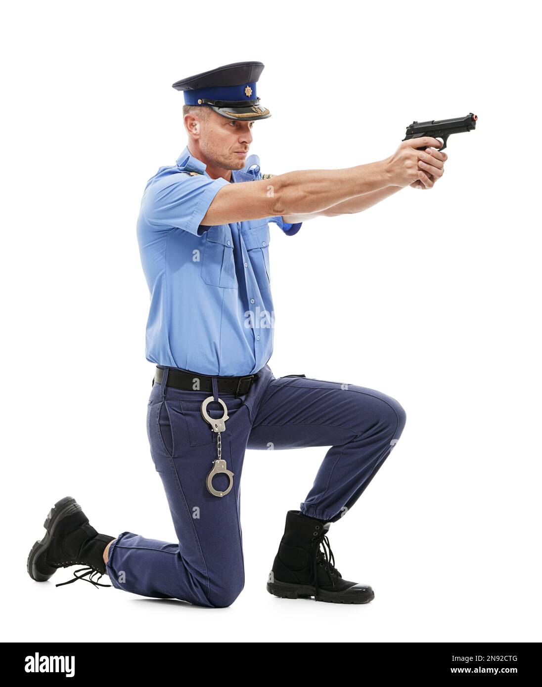 Mann, Polizist und Schießgewehr bereit, isoliert auf weißem Studiohintergrund zu schießen. Männlicher Wachmann oder Detektiv, der eine Waffe hält Stockfoto