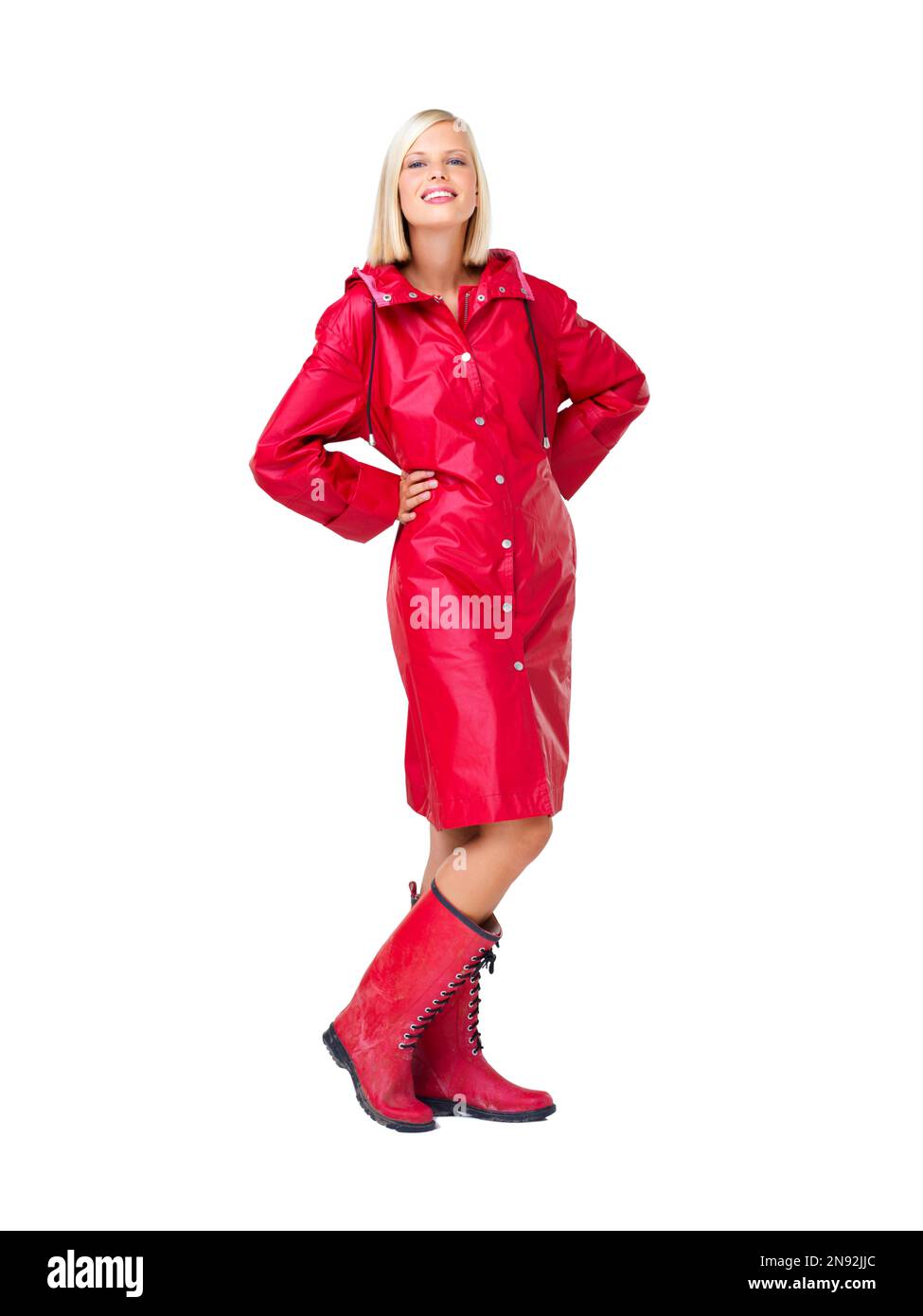 Roter Regenmantel, Porträt und glückliche Frau in einem isolierten Studio mit weißem Hintergrund und Modell. Model, Lächeln und junge Person mit Glück bereit Stockfoto
