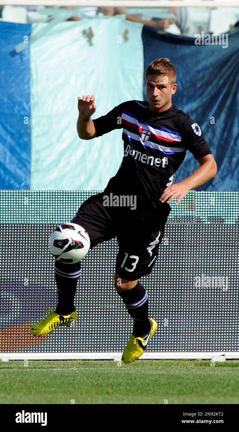 Sampdoria Swiss defender Gaetano Berardi controls the ball during a Serie A soccer match between Pescara and Sampdoria, at the Adriatico stadium in Pescara, Italy, Sunday, Sept. 16, 2012. (AP Photo/Sandro Perozzi) Stockfoto