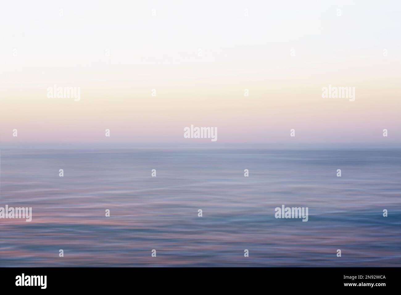 blick auf das meer, Wolkenhintergrund, glatte Wellenwasser Tapete Stockfoto