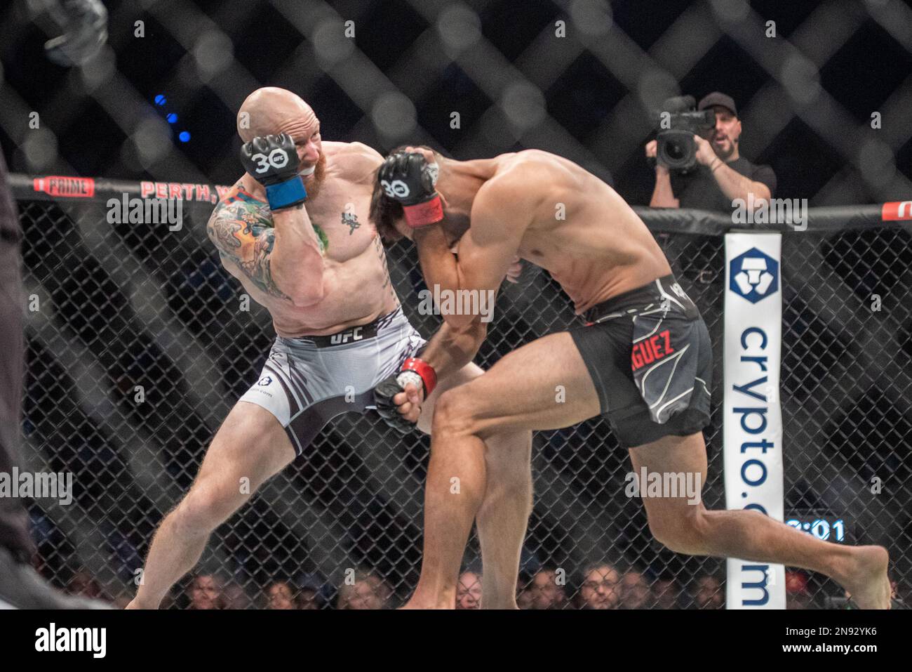 PERTH, AUSTRALIEN - 12. FEBRUAR: (L-R) Josh Emmett schlägt Yair Rodriguez in seinem Titelkampf im Federgewicht während der UFC 284-Veranstaltung in der RAC Arena am 12. Februar 2023 in Perth, Australien. (Foto: Matt Davies/PxImages) Stockfoto