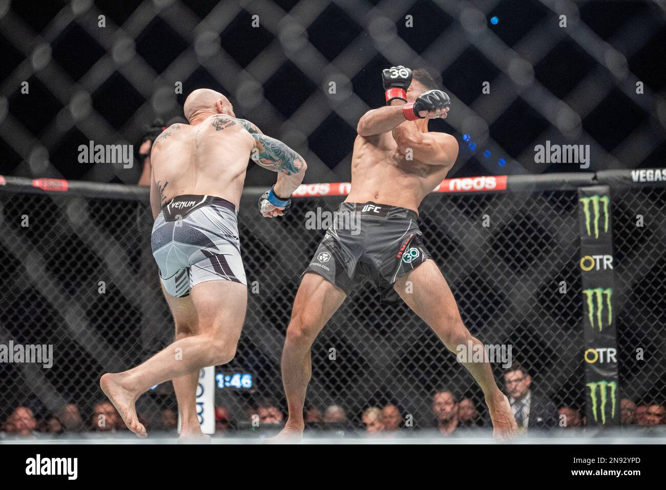 PERTH, AUSTRALIEN - 12. FEBRUAR: (L-R) Josh Emmett schlägt Yair Rodriguez in seinem Titelkampf im Federgewicht während der UFC 284-Veranstaltung in der RAC Arena am 12. Februar 2023 in Perth, Australien. (Foto: Matt Davies/PxImages) Stockfoto