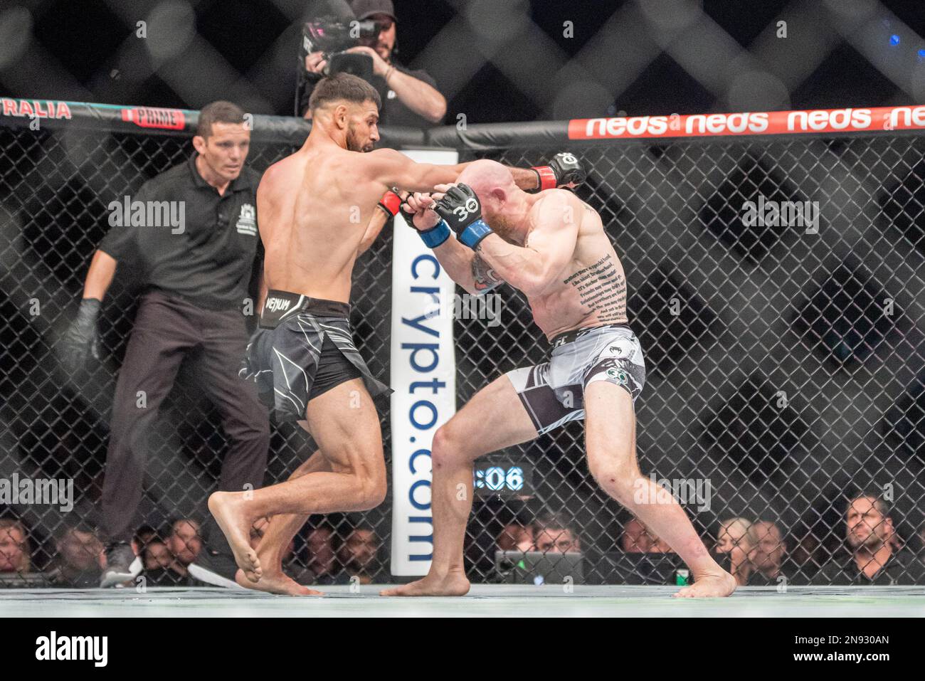 PERTH, AUSTRALIEN - 12. FEBRUAR: (L-R) Yair Rodriguez schlägt Josh Emmett in seinem Titelkampf im Federgewicht während der UFC 284-Veranstaltung in der RAC Arena am 12. Februar 2023 in Perth, Australien. (Foto: Matt Davies/PxImages) Stockfoto