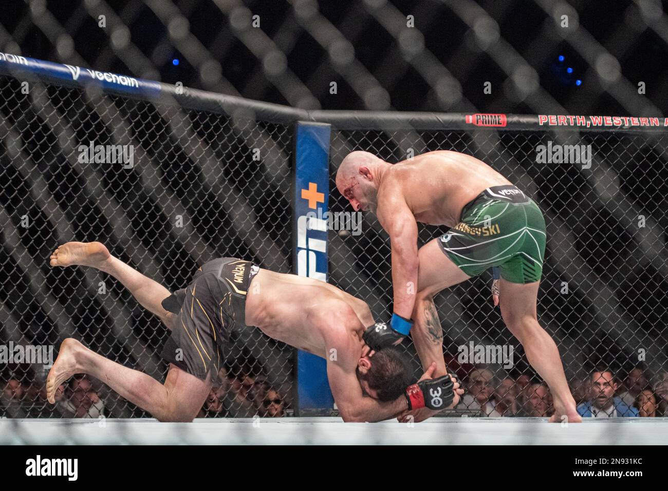 PERTH, AUSTRALIEN - 12. FEBRUAR: (R-L) Alex Volkanovski schlägt Islam Makhatschev in seinem leichten Titelkampf während der UFC 284-Veranstaltung in der RAC Arena am 12. Februar 2023 in Perth, Australien. (Foto: Matt Davies/PxImages) Stockfoto