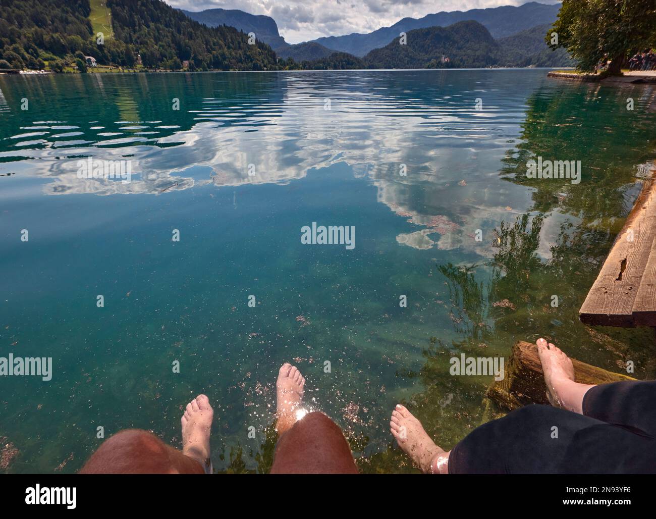 Entspannung am Strand des Bled-Sees, Slowenien Stockfoto