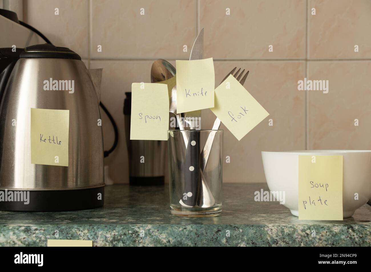 Englisch lernen mit Karten, die in der Küche hängen, in der Wohnung, eine Fremdsprache lernen Stockfoto