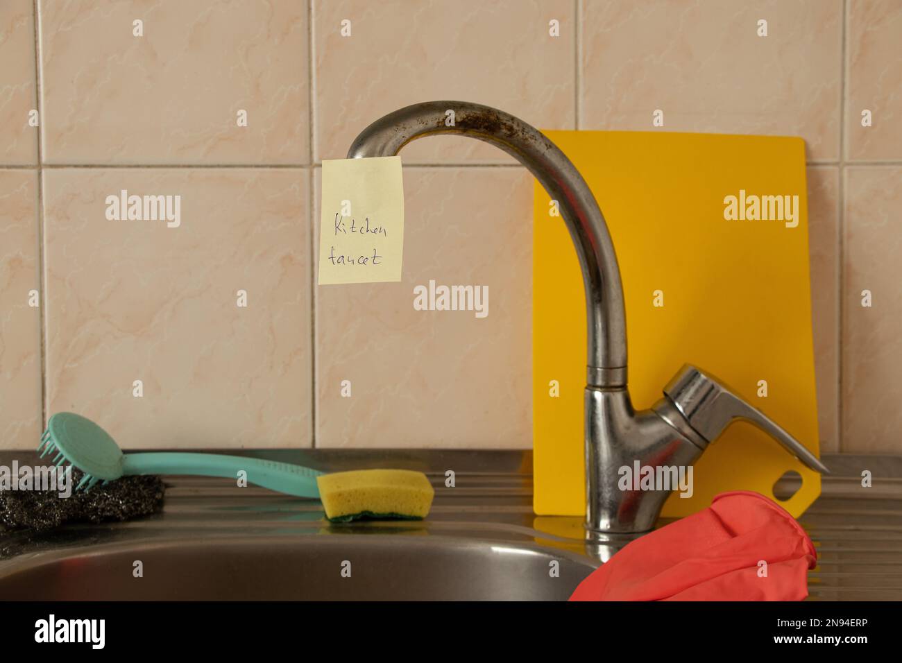 Englisch lernen mit Karten, die in der Küche und am Wasserhahn des Waschbeckens hängen, und eine Fremdsprache lernen Stockfoto