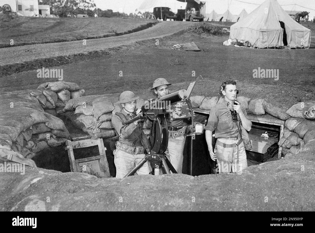 Troops man a machine gun nest at Wheeler Field, which adjoins Schofield barracks, in Hawaii, after the Japanese attack on the island of Oahu, Dec. 7 1941 . (AP Photo) Stockfoto