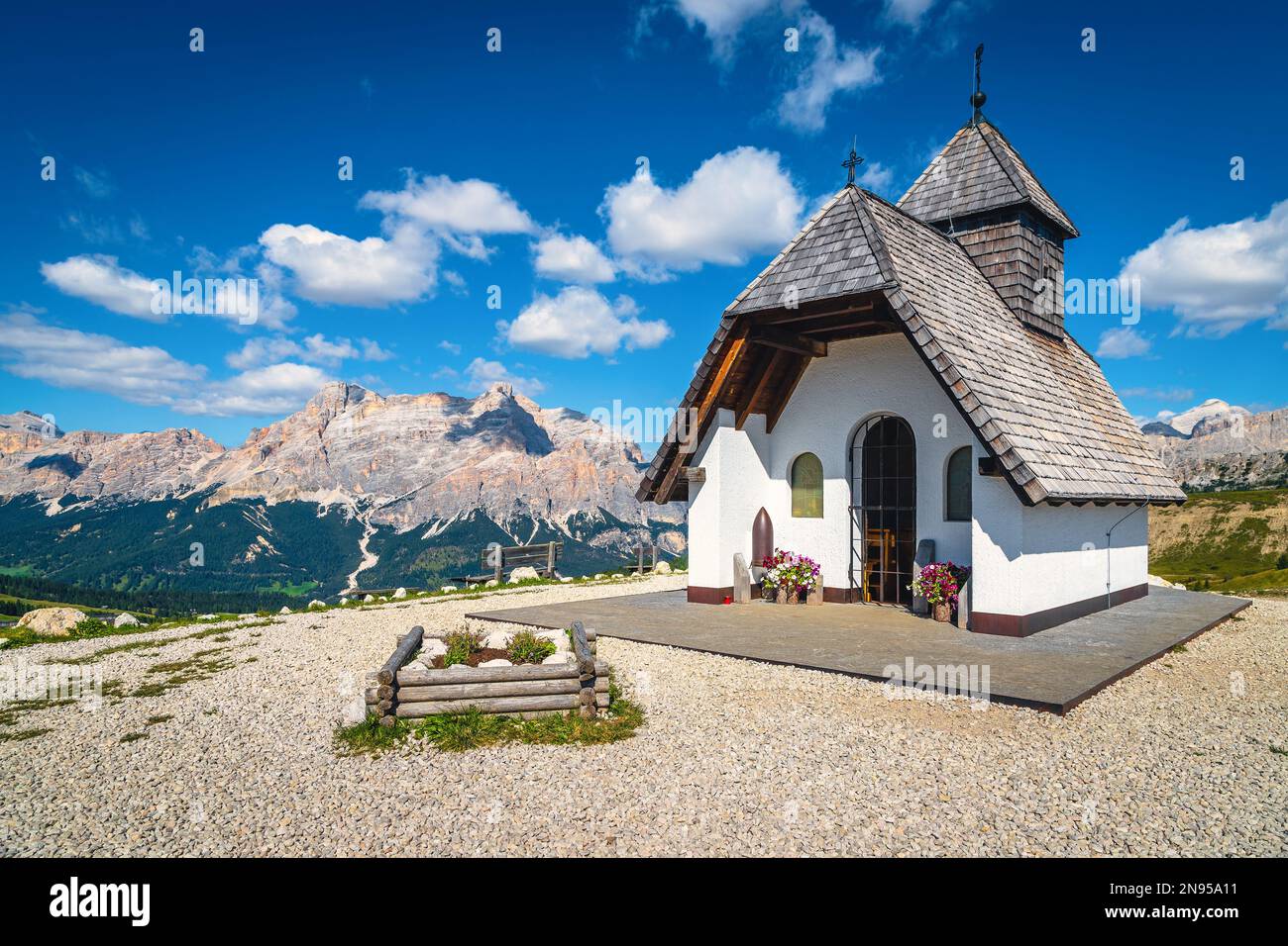 Süße kleine Antonius-Kapelle mit Kieseldach auf dem Gipfel des Berges, nahe Pralongia-Schutzgebiet, Dolomiten, Italien, Europa Stockfoto