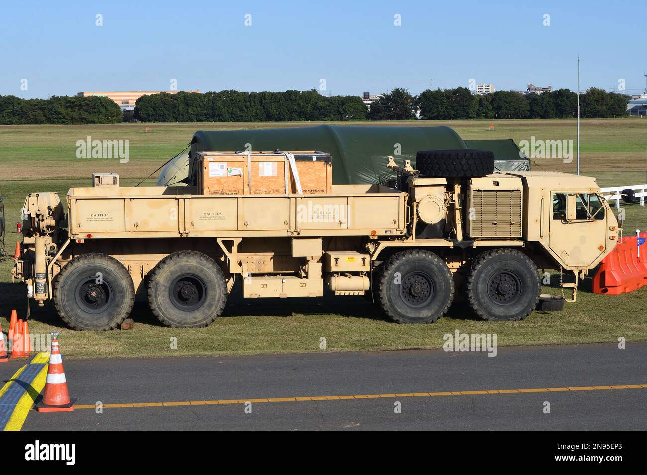 Präfektur Kanagawa, Japan - 25. Oktober 2020: United States Army Oshkosh HEMTT (Heavy Expanded Mobility Tactical Truck) M977 Frachtwaggon. Stockfoto