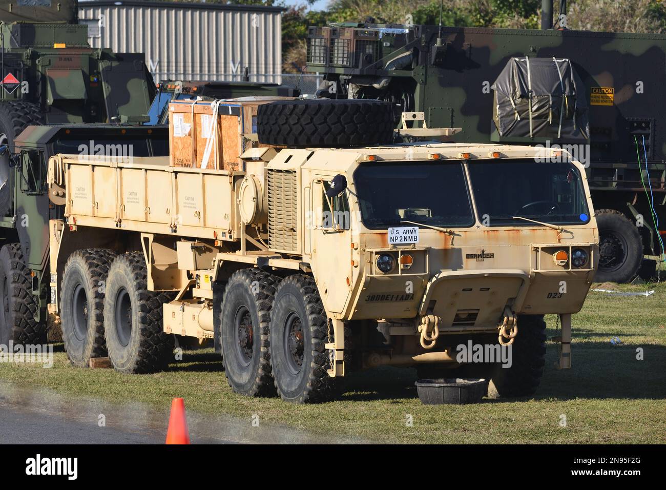 Präfektur Kanagawa, Japan - 25. Oktober 2020: United States Army Oshkosh HEMTT (Heavy Expanded Mobility Tactical Truck) M977 Frachtwaggon. Stockfoto