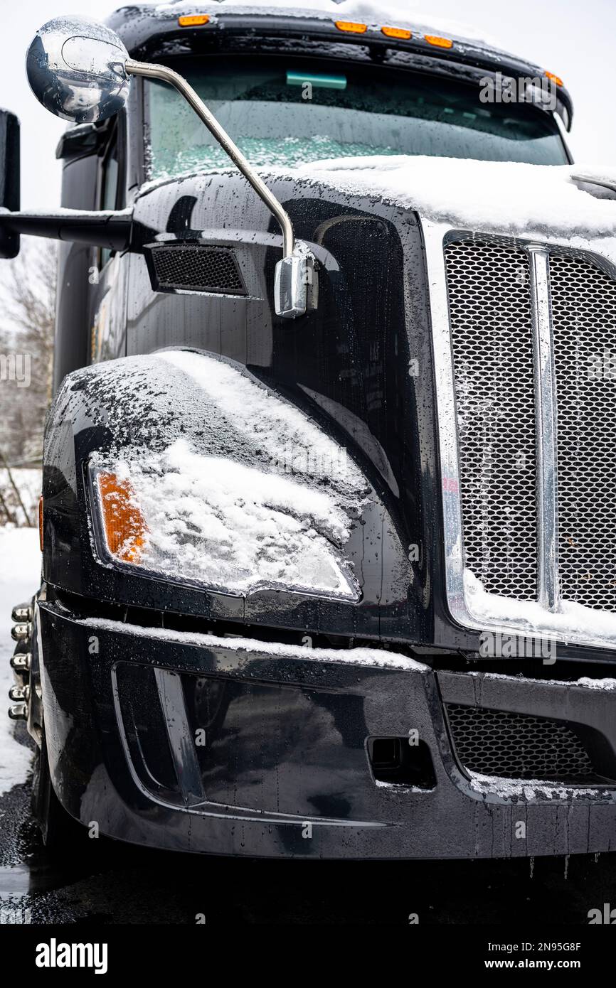 Industrieller professioneller Day Cab gelber großer Lkw-Traktor mit zwei Antriebsachsen und leistungsstarken Rädern mit Reifen, die auf dem Parkplatz stehen wi Stockfoto