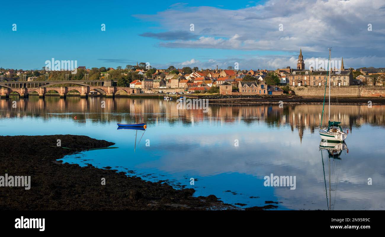 Englands nördlichste Stadt spiegelt sich im Wasser des Flusses Tweed wider, Berwick upon Tweed, umgeben von seiner Stadtmauer. Stockfoto