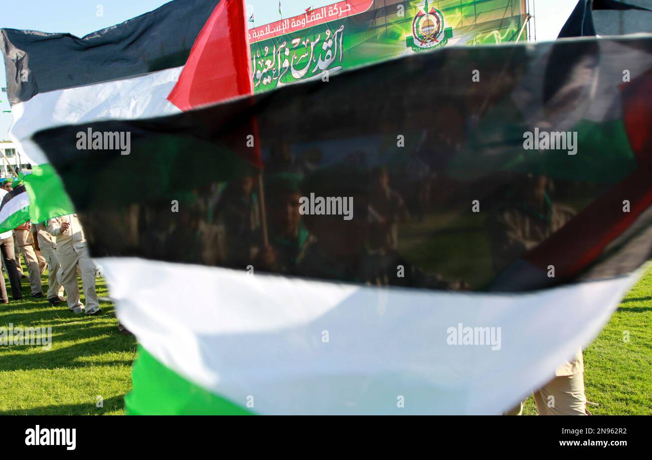 Palestinian Hamas boy scouts are seen though a national flag during a rally to commemorate the 43rd anniversary of the attempted burning of the Al-Aqsa mosque, in Gaza City, Thursday, Aug. 30, 2012. (AP Photo/Adel Hana) Stockfoto
