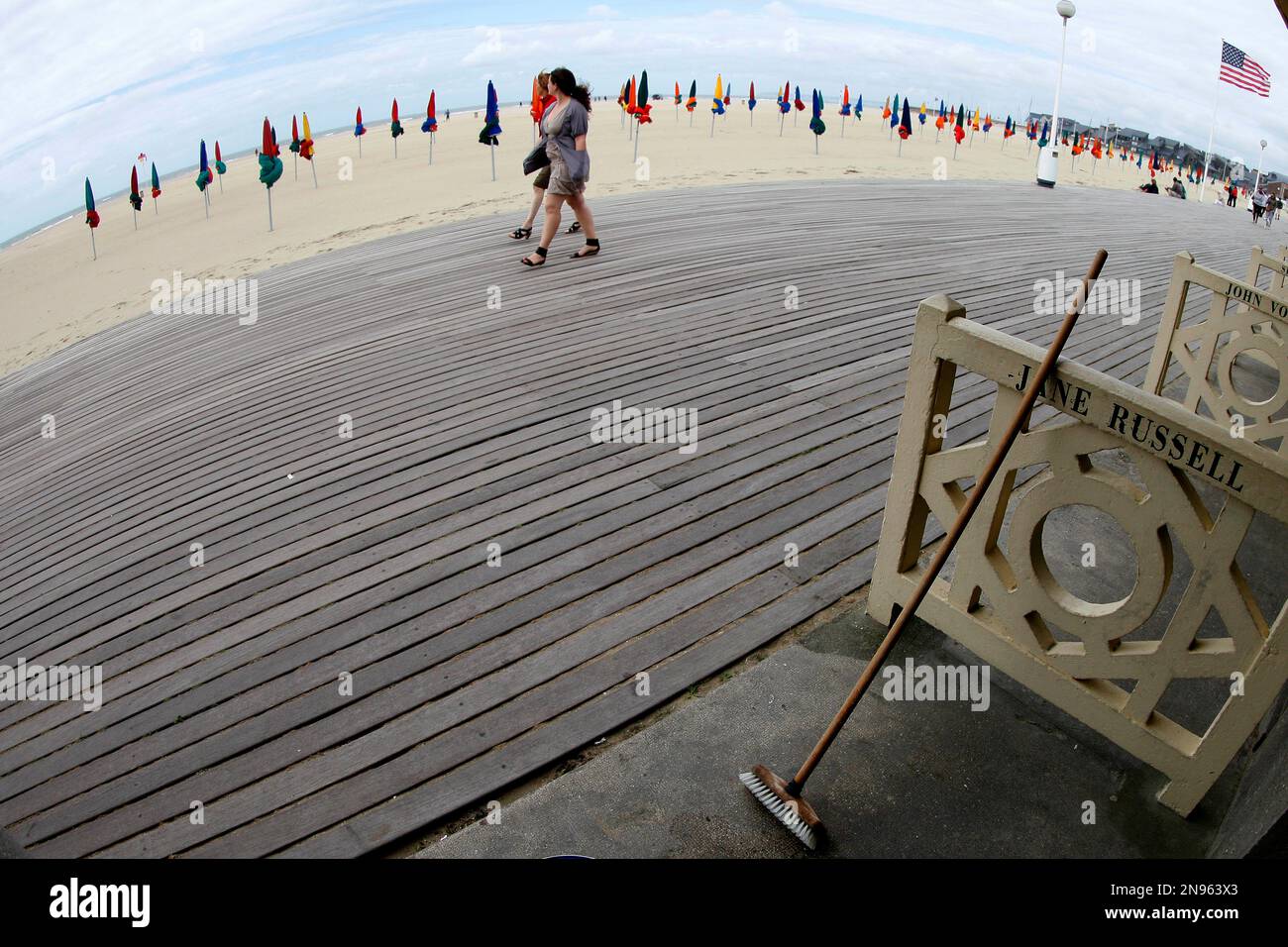 People walk on the Deauville beach front, in Normandy, France, Thursday Aug. 30, 2012. The 38th Festival of American Cinema opens Friday and will last 10 days.(AP Photo/Michel Spingler) EDS NOTE : PHOTO MADE WITH EXTREME WIDE ANGLE FISH-EYE LENS Stockfoto