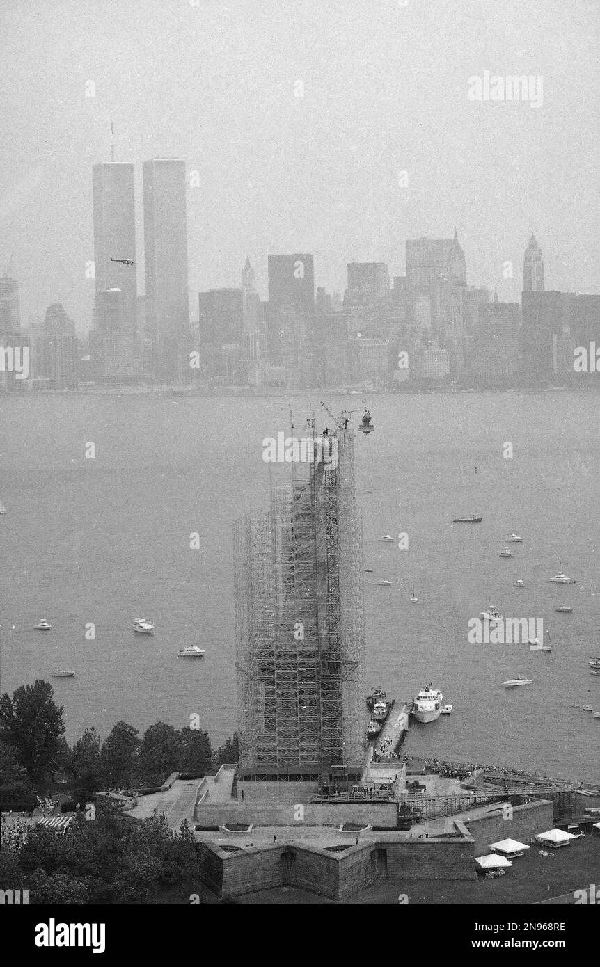 Scaffolding that covers the Statue of Liberty during its extensive renovations is seen in this aerial view of New York Harbor, July 5, 1984. (AP Photo/Dave Pickoff) Stockfoto