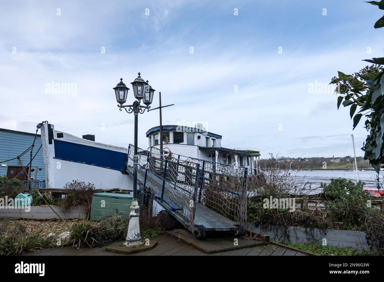 Aus dem alten Arbeitsboot wurde das schwimmende Hausboot Petrendra, der Hafen von Bembridge, die Insel Bembridge Stockfoto