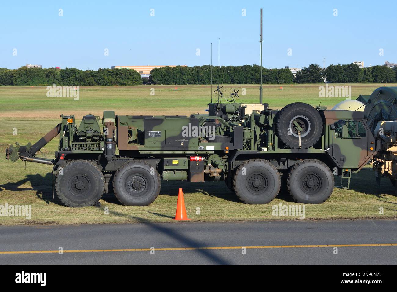 Präfektur Kanagawa, Japan - 25. Oktober 2020: United States Army Oshkosh HEMTT (Heavy Expanded Mobility Tactical Truck) M984 Wracker. Stockfoto