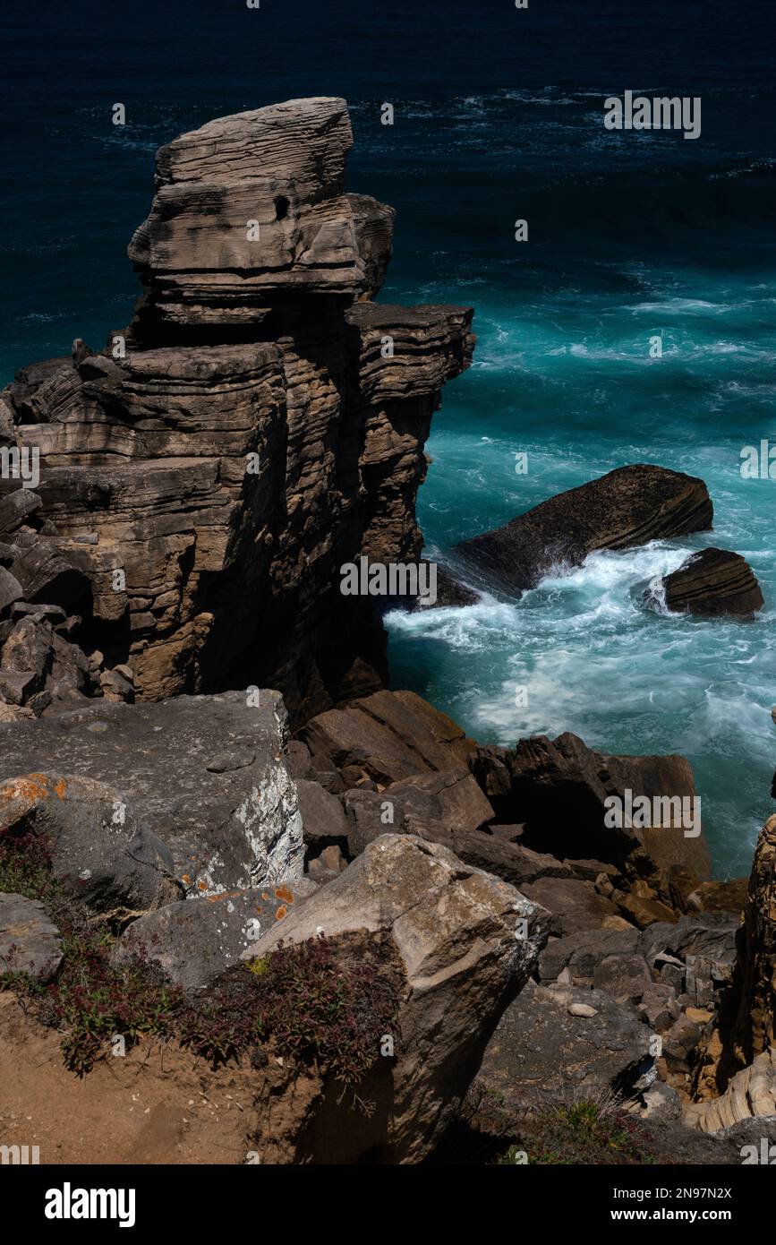 Geschichtete Stämme und Säulen des Meeres, die durch Wellen und Wind zu seltsamen Formen geformt wurden, sind entlang der zerklüfteten Küste von Cabo Carvoeiro in Peniche im Stadtteil Leiria im Zentrum Portugals verstreut. Ein Großteil des Sedimentgesteins wurde in der frühen Jurassic Epoche vor bis zu 200 Millionen Jahren gelegt. Stockfoto