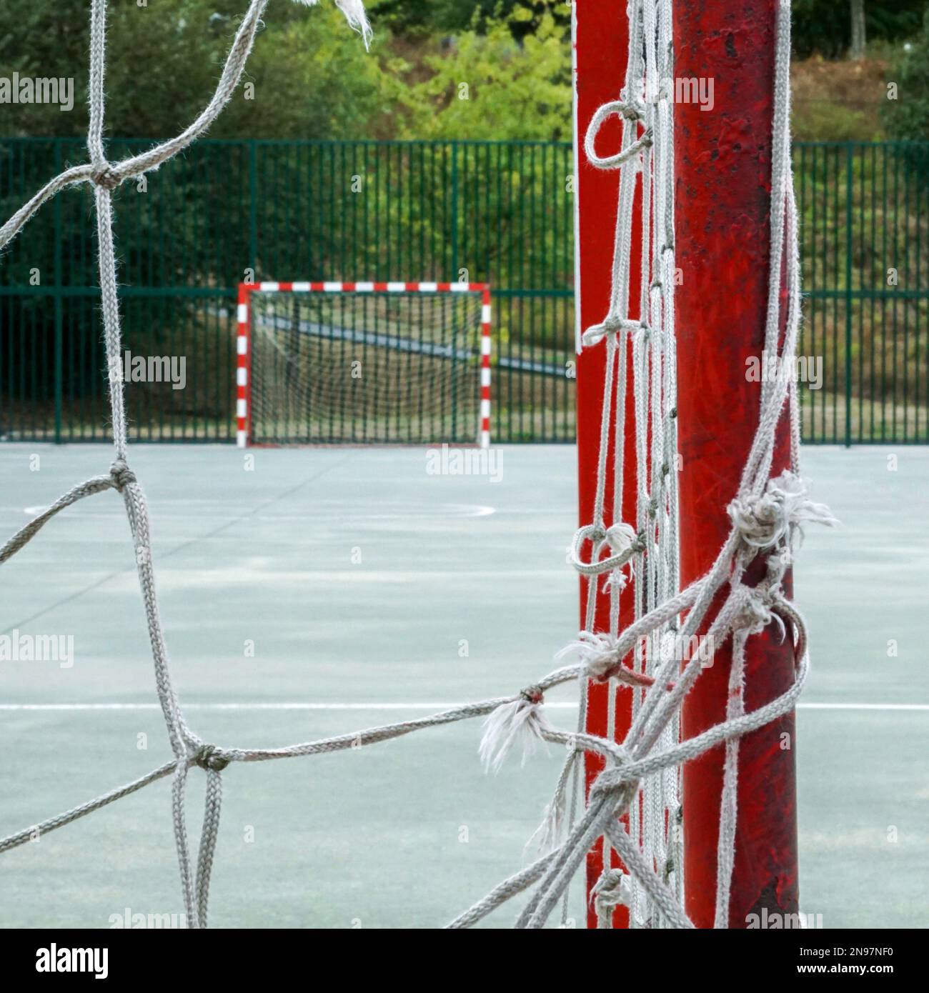 Alte, verlassene Straßen-Fußball-Tor-Sportausrüstung Stockfoto