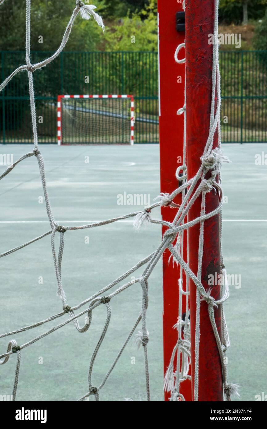 Alte, verlassene Straßen-Fußball-Tor-Sportausrüstung Stockfoto
