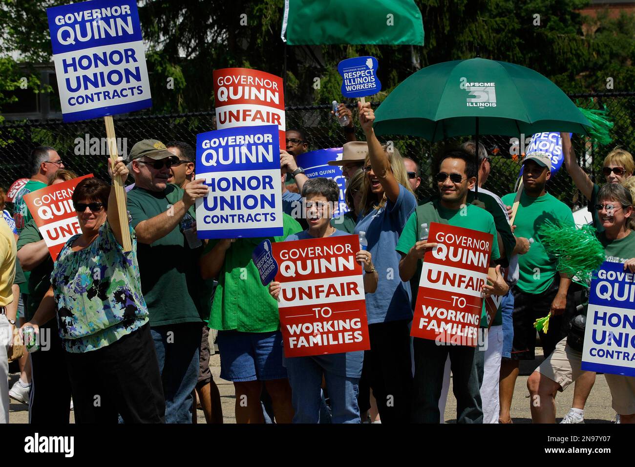 Union protesters, supporters, and labor leaders, protest Illinois Gov. Pat Quinn saying he is betraying the Democratic party's tradition of supporting working men and women, on Governor's Day at the Illinois State Fair Wednesday, Aug. 15, 2012 in Springfield, IL. (AP Photo/Seth Perlman) Stockfoto